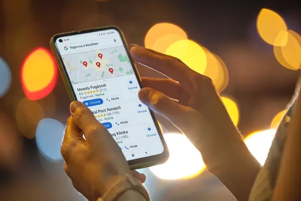 Telefonon a „fogorvos a közelben” keresés helyi találatai térképpel és értékelésekkel